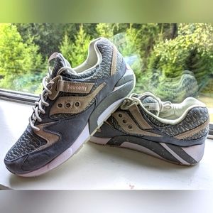 Saucony grid 9000 mens size US 11.5 Grey White brand new without box